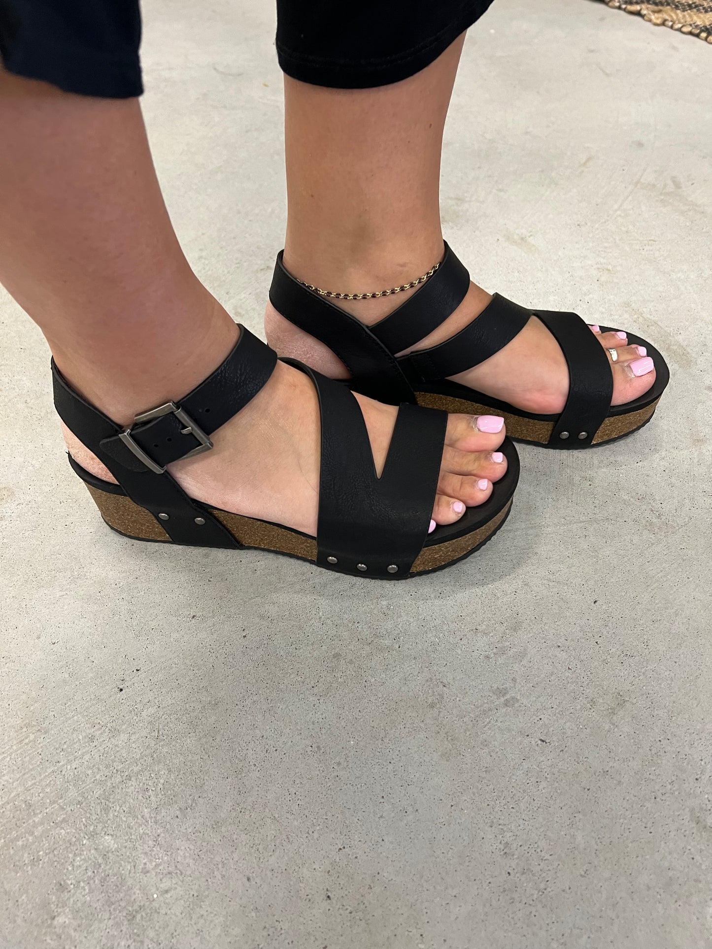 Very G Women’s Shayne Wedge Sandals Faux Leather Size 6-11