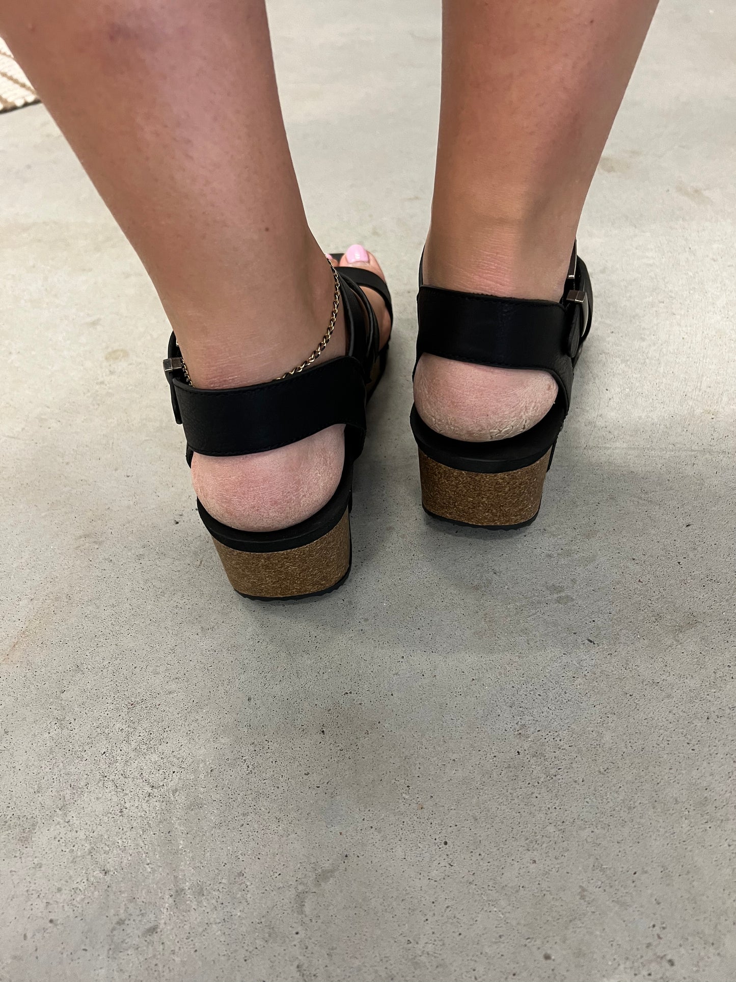 Very G Women’s Shayne Wedge Sandals Faux Leather Size 6-11