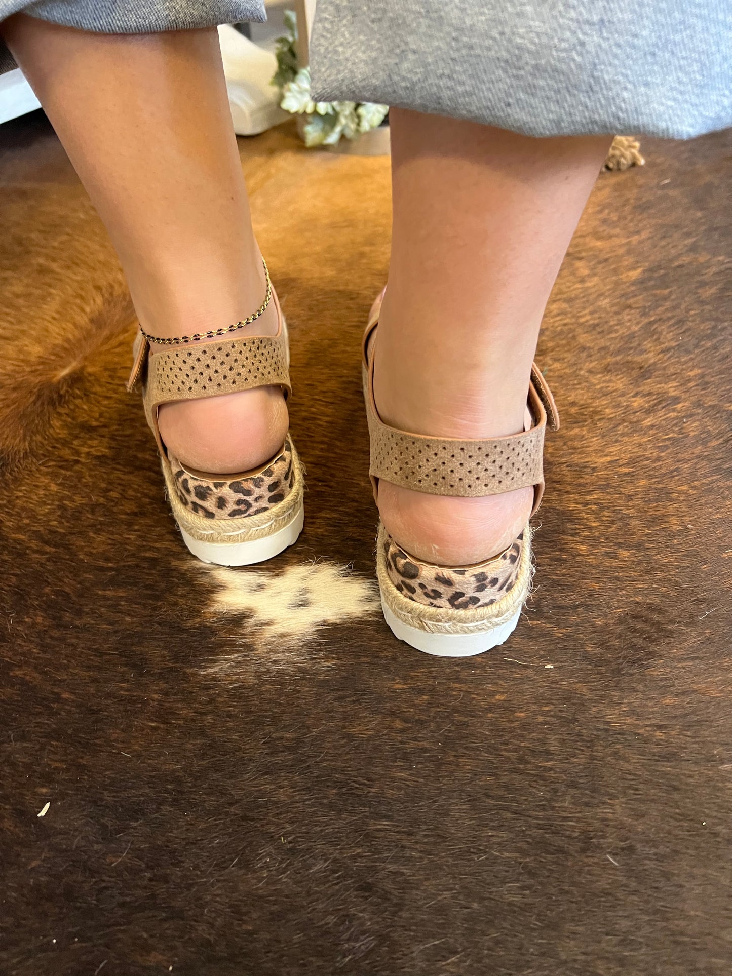 Very G Women’s Club Taupe Leopard Accent Sandals Faux Leather Size 6-11